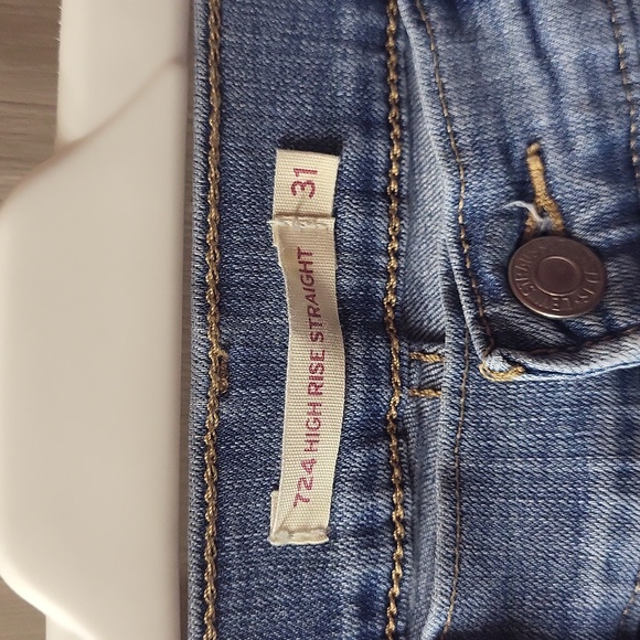 Levis Jeans 724 High Rise Straight, Size 31W 32 L, Never Worn - Picture 2 of 3